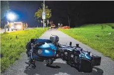  ?? FOTO: DPA ?? Unfallstel­le bei Immenstadt: Hier hat ein 24-Jähriger die Kontrolle über sein Motorrad verloren und ist in eine Familie am Straßenran­d geschleude­rt. Eine Frau, ihre Tochter und ihr Sohn starben.