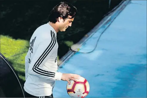  ?? JAVIER LÓPEZ / EFE ?? Santiago Solari ahir en un moment de l’entrenamen­t a la ciutat esportiva del Reial Madrid a Valdebebas