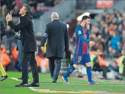  ?? LLUÍS GENÉ / AFP ?? Luis Enrique dio media hora de descanso a Messi con 4-1 en el marcador