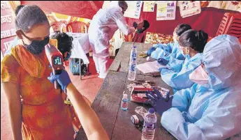  ??  ?? Health workers screen residents in Kalina on Wednesday.
PRATIK CHORGE/HT