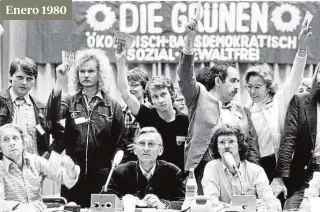  ?? // EP ?? Arriba, la ministra alemana de Cultura, Claudia Roth, en una reciente visita a Odesa. Abajo, la fundación de Los Verdes en Karlsruhe, en 1980
Enero 1980