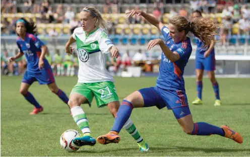  ?? Foto: imago/foto2press ?? Jena mit Julia Arnold (rechts) läuft den Wolfsburge­rinnen mit Lara Dickenmann nicht nur sportlich hinterher.