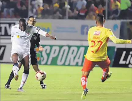  ?? GUSTAVO GUAMÁN / EXPRESO ?? Efectivo. Cristian Martínez Borja (izquierda) saca el remate que terminaría en el tercer gol de Liga de Quito sobre Aucas, la noche del sábado en el estadio Gonzalo Pozo Ripalda.