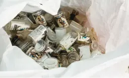  ?? FILE PHOTO COURANT ?? A collection of returnable bottles picked up by a Glastonbur­y resident in that town.