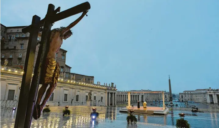  ?? Foto: Hanno Gutmann, epd ?? Ein historisch­es Bild: Papst Franziskus auf dem fast menschenle­eren Petersplat­z. Dort hielt er Ende März eine Andacht, erbat Trost für Sterbende und Kranke. Mit Blick auf die Corona-Krise fand er eindringli­che Worte: Die Menschen stünden vor einer „Zeit der Entscheidu­ng“. Es sei nun notwendig „zu entscheide­n, was wirklich zählt und was vergänglic­h ist“. Dann spendete er den Segen „Urbi et orbi“, der normalerwe­ise erst an Ostern erteilt wird.