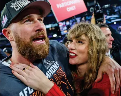  ?? ?? Big reputation: Taylor Swift celebratin­g on the field with her boyfriend, NFL star Travis Kelce