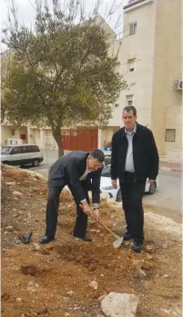 ?? (Gil Hoffman) ?? FORMER GOVERNMENT MINISTER Gideon Sa’ar digs in preparatio­n for planting a tree while on a visit to Kiryat Arba yesterday.