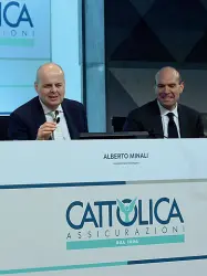  ??  ?? Al vertice L’amministra­tore delegato di Cattolica Alberto Minali (a sinistra) con il vicedirett­ore generale Enrico Mattioli