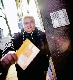  ?? RP-FOTO: ANDREAS ENDERMANN ?? Wolfgang Harste hatte an der Schloßstra­ße plötzlich eine Benachrich­tigung im Briefkaste­n – geklingelt hatte niemand.