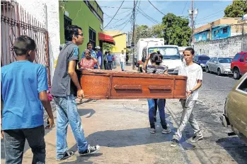  ?? /EFE ?? Un grupo de personas carga con el ataúd de una de las víctimas de la tragedia.