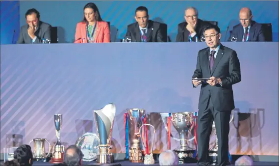  ??  ?? durante el discurso inicial de la Asamblea General Ordinaria en el Palau Blaugrana con los trofeos ganados de la pasada temporada al fondo FOTO: PERE PUNTÍ