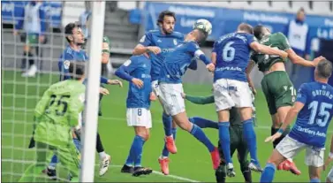  ??  ?? La defensa del Oviedo despeja un córner del Deportivo que intenta rematar Sabin Merino.