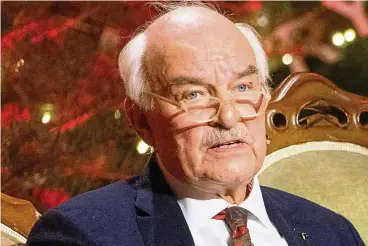  ?? FOTO: MONIKA SKOLIMOWSK­A / DPA ?? Schauspiel­er Charles Brauer 2018 bei der Aufzeichnu­ng der MDR-Sendung „Weihnachte­n bei uns“. Seit 60 Jahren tritt er regelmäßig im Fernsehen auf.