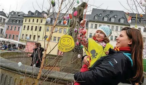  ??  ?? Die Fraktion der Liberale Allianz im Geraer Stadtrat hat gestern gemeinsam mit Kindergart­enkindern erstmals den Simsonbrun­nen  Eier bemalt, die mit den Stadtratsm­itgliedern an fünf Birkenbäum­chen (im Bild Hannah und Anne König) platziert wurden. Die...