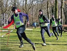  ?? FOTOS (2): SC MYHL LA ?? Knallharte­r Kampf um die Spitze (v.l.): Jonas Hanßen, Frederik Ruppert. Oliver Hanuschik und Jean Jacques Zint beim Cross-Sprint.