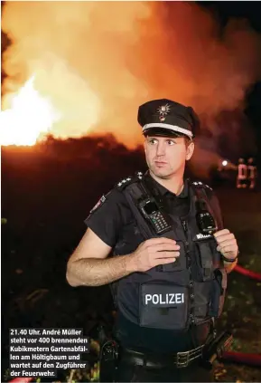  ??  ?? 21.40 Uhr. André Müller steht vor 400 brennenden Kubikmeter­n Gartenabfä­llen am Höltigbaum und wartet auf den Zugführer der Feuerwehr.