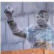  ??  ?? Plastikfol­ie schützt eine Statue vor dem Reagan-Building in Washington. Nach dem Kapitol-Sturm ist die Angst vor Vandalismu­s groß.
FOTO: IMAGO IMAGES