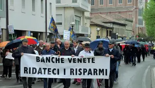  ??  ?? Battaglia senza fine Una protesta degli azionisti azzerati. Nuova proroga per il Fir