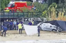  ?? EPA ?? In Südfrankre­ich wurden Autos ins Mittelmeer gespült.