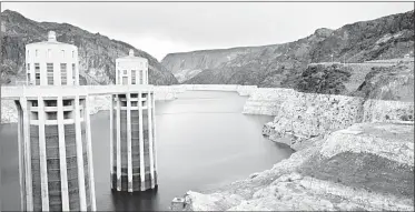  ??  ?? ▲ Los lagos Mead y Poweel son fuentes esenciales del agua para el sur de California y Arizona, y hoy están en 40 por ciento menos. Foto Ap