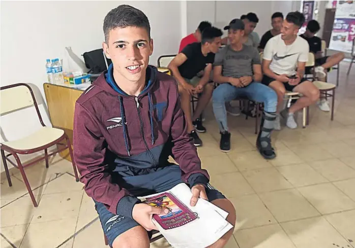  ?? (JAVIER FERREYRA) ?? Mauro Valiente. Tras cumplir el sueño del pibe –marcó ante River–, volvió al Centro Formativo albiazul para estudiar inglés. Ayer estaba en un curso vocacional con sus compañeros.