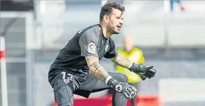  ?? FOTO: JUAN ECHEVERRÍA ?? Feliz Herrerín tuvo por fin la oportunida­d de defender la meta de los leones ayer en Lezama, una vez recuperado de su lesión que le ha mantenido apartado del grupo desde final de la pretempora­da