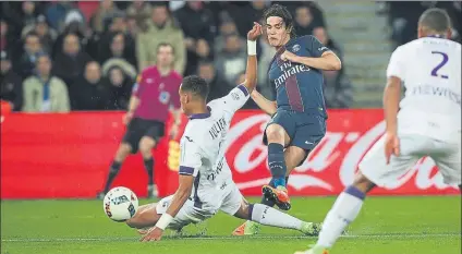  ?? FOTO: AP ?? Cavani, frenado El Pichichi de la Ligue 1, con 25 goles, llevaba siete partidos oficiales seguidos marcando