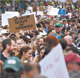  ??  ?? Os manifestan­tes portaram cartazes contra a propaganda racista