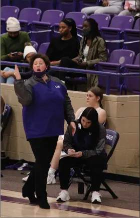  ?? Lauren Cross/Wildcat Yearbook ?? Everything is fluid: El Dorado girls' basketball coach Jae Kell gives instructio­ns to her players during a game this season at Wildcat Arena. The Lady Wildcats will host Hot Springs in conference tournament action on Thursday at 6 p.m. The Wildcats will host Lake Hamilton on Tuesday in a regular-season game at 6 p.m.