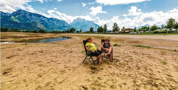  ?? Fotos: Ralf Lienert ?? Bernd und Melanie Schneider zieht es fast jedes Jahr ins Allgäu. So aber hat das Ehepaar aus Böblingen seinen Urlaub auch noch nie verbracht – inmitten des trockenen Forggensee­s.