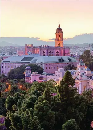  ??  ?? Panorámica de la ciudad de Málaga, con sus principale­s monumentos