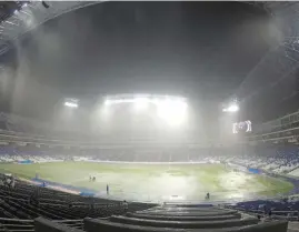  ??  ?? La casa de los Rayados se convirtió en una alberca tras la tormenta.