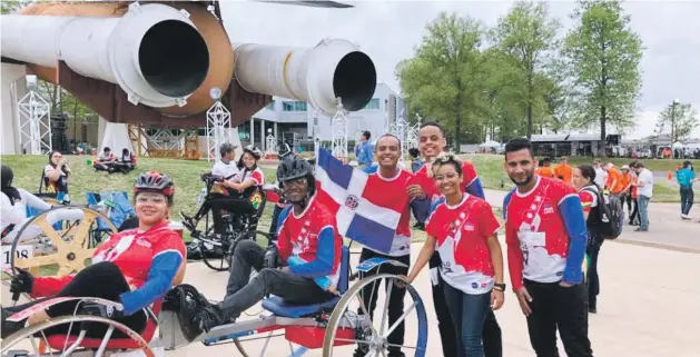  ??  ?? El equipo de jóvenes dominicano­s en dominios de la NASA.