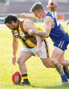  ?? ?? Left: Morwell East’s Shannon Winmar is pressured by Thorpdale’s Lachie Ray.