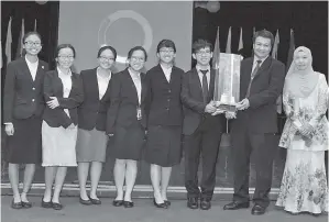  ??  ?? AHLI Kumpulan Major Matematik yang memenangi kategori Pelajar menerima Piala Pusingan Rijeng daripada Clarence (dua kanan).