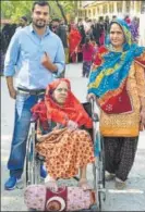  ?? PRABHAKAR SHARMA/HT ?? 107-year-old Bholi Devi with her family members after casting vote in Jaipur.