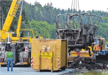  ?? FOTO: AFP ?? Ein Alptraum: Ein Kran birgt die traurigen Überreste dessen, was mal ein Reisebus war.