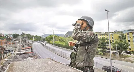  ?? SEVERINO SILVA ?? No começo do mês, militares ocuparam a Cidade de Deus, na Zona Oeste do Rio, após dias de conflitos e fechamento da Linha Amarela