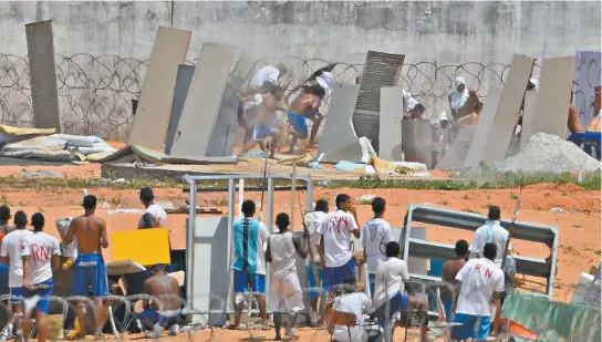  ??  ?? Em Alcaçuz, membros do Sindicato do Crime do RN (SDC) ameaçam entrar em novo confronto com os do Primeiro Comando da Capital (PCC)