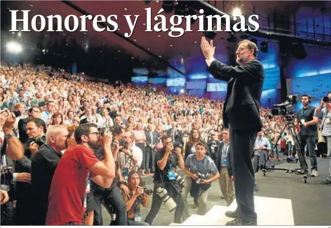  ?? EP ?? Mariano Rajoy es ovacionado tras su discurso de despedida en el congreso extraordin­ario del PP que se celebra en Madrid.