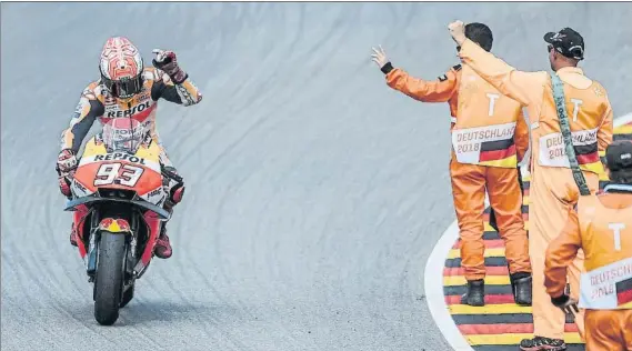  ?? FOTO: EFE ?? Marc Márquez se acordó de Dani Pedrosa en plena celebració­n al ver que un comisario de pista llevaba una gorra con el número 26, y ahí no lo dudó, lo cogió y lo enseñó a la afición