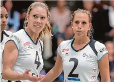  ?? Foto: Michael Hochgemuth ?? Für Annika Westenkirc­hner (links) und Lisa Schnürer war es ein gebrauchte­r Nach mittag. Die DJK unterlag in Ansbach 0:3.