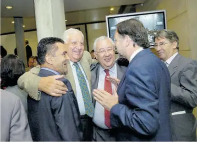  ?? ÁNGEL DE CASTRO ?? Eiroa, Bolea Foradada, Biel e Iglesias conversan en el pleno de constituci­ón de las Cortes de Aragón del 2007.