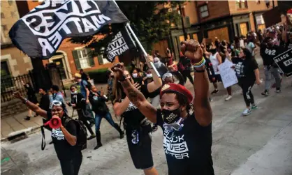  ??  ?? Protesters in Louisville at the weekend. The city mayor, Greg Fischer, said he allowed the curfew to expire as of 6.30am on Monday. Photograph: Jason Armond/Los Angeles Times/Rex/Shuttersto­ck