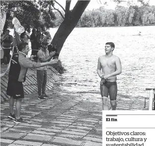  ??  ?? Felicidad, por doquier. La cara de Alexander Hechenleit­ner fue el reflejo de los 114 nadadores que le dieron vida a la prueba. AGENCIA PATAGONES