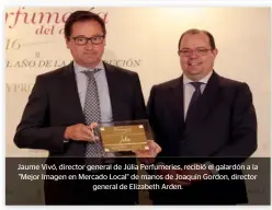  ??  ?? Jaume Vivó, director general de Júlia Perfumerie­s, recibió el galardón a la "Mejor Imagen en Mercado Local" de manos de Joaquín Gordon, director general de Elizabeth Arden.