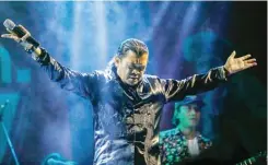  ?? PUGUH SUJIATMIKO/JAWA POS ?? AKU PAMIT...: Ekspresi Didi Kempot di atas panggung saat tampil di DBL Arena, Graha Pena Surabaya (9/12). Hasto Kristiyant­o menunjukka­n lagu ”Sungkem” yang dibingkai dengan pigura dan akan diserahkan kepada Saputri, istri almarhum Didi Kempot.