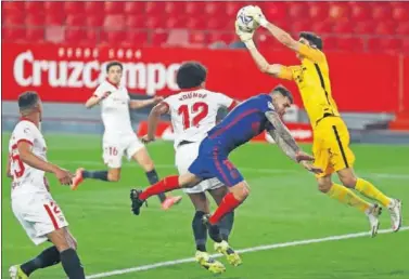  ??  ?? Bono neutraliza uno de los pocos ataques del Atlético en el Sánchez Pizjuán, donde perdió 1-0.