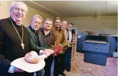  ?? Foto: Marcus Merk ?? Mit einer Andacht und anschließe­nder Segnung durch Regionalbi­schof Michael Grab ow wurde das von der Stadt Gersthofen, dem Rotary Club Gersthofen Nördliches Lechtal und der evangelisc­hen Gemeinde unterstütz­te Backhaus auf dem Gelände der evangelisc­hen...