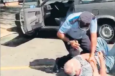  ??  ?? Instantáne­a del vídeo en el que el agente de la policía local de Sant Cugat reduce al conductor